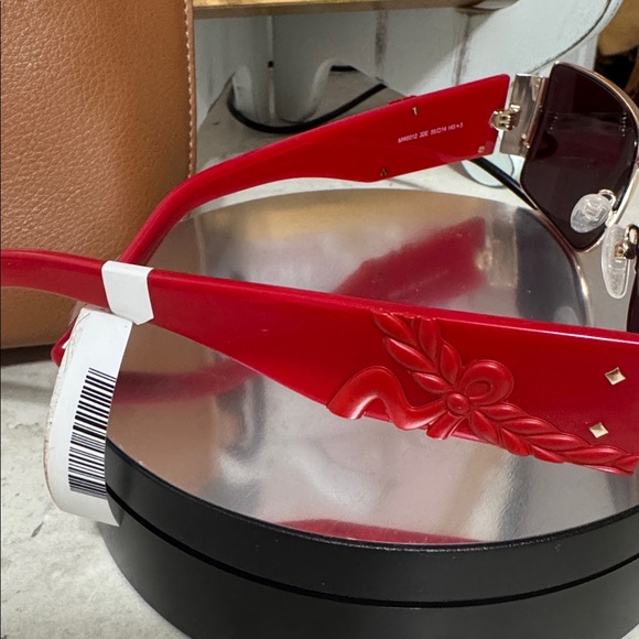 MCM NWT Sunglasses Full inclusion with leather crossbody bag and cleaning cloth - Picture 4 of 6